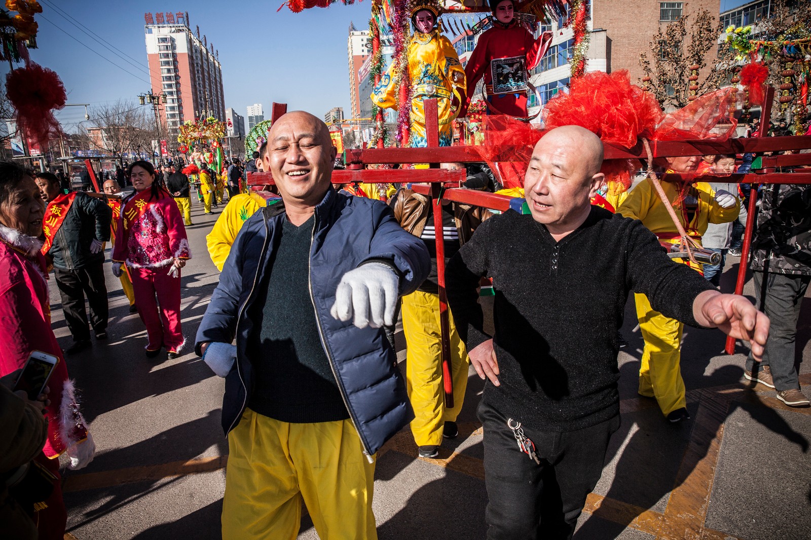 《抬铁棍的汉子们》                      伴随乐声颤动，迈着粗犷豪迈的步伐，脸上洋溢着灿烂的笑容，精气神十足，铁棍总是在社火中最靓丽最有魅力的风景线。2017年元宵节拍摄于山西太谷。.jpg