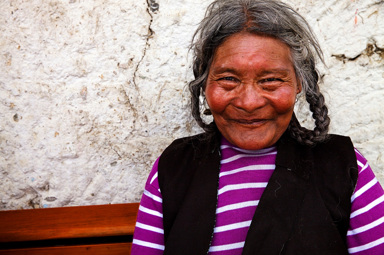 《藏民》            微笑带善黑赤的脸庞，高原红的笑颜，宁静淳朴，是藏民特有的标志。2015.08日喀则。.jpg