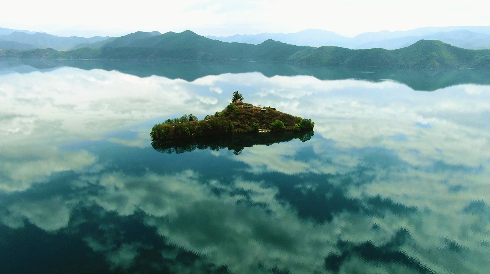 天堂的样子-创意航拍泸沽湖.jpg