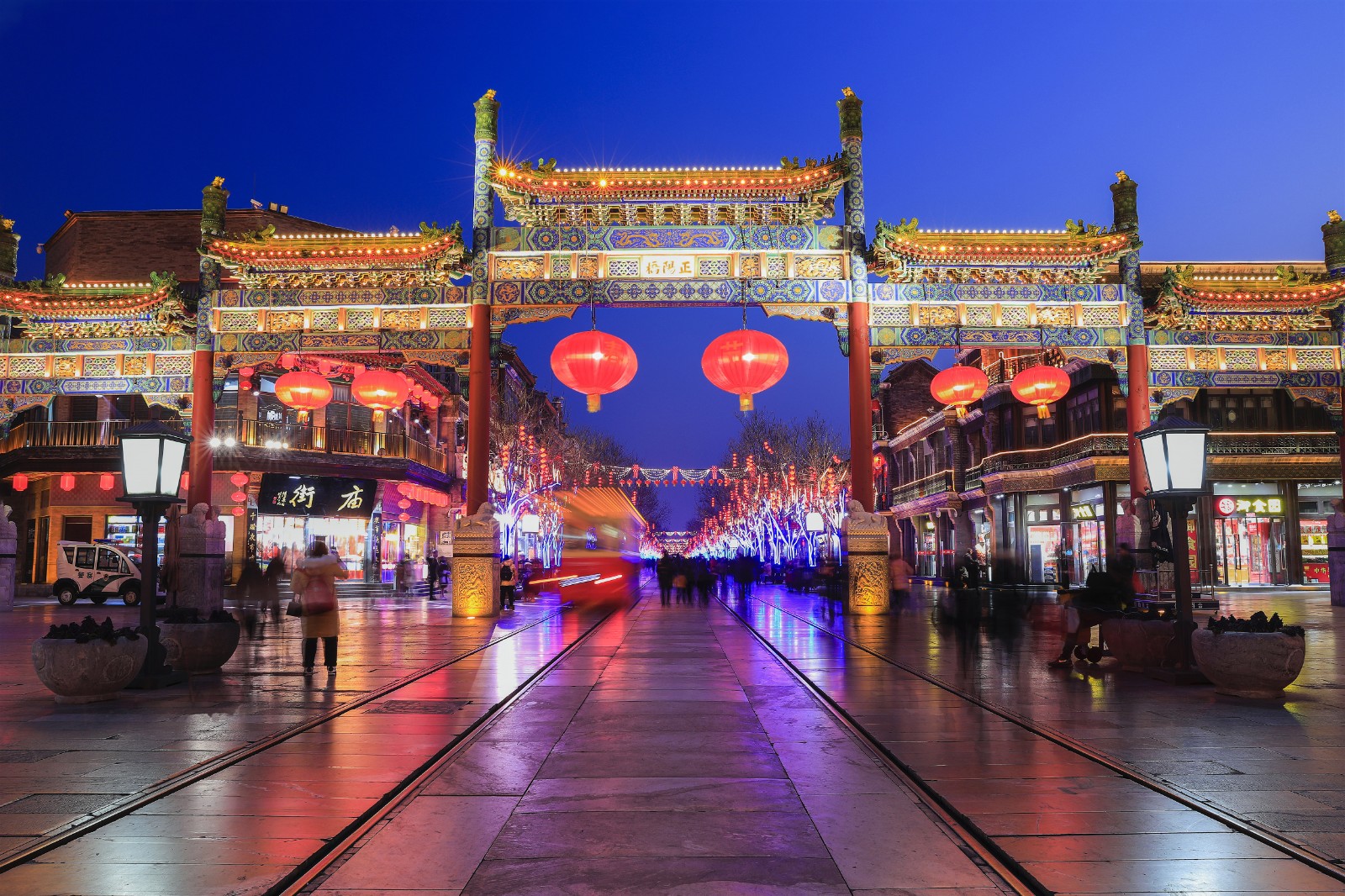《节日之夜》  王越  13601098050      2020年1月30日拍摄于北京前门大街_副本.jpg